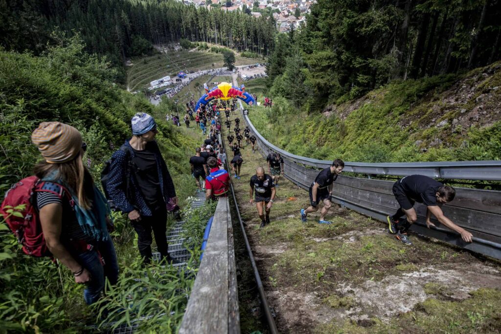 skocznia-narciarska-ekstremalny-bieg-na-skocznię-foto-Getty-Images-scaled